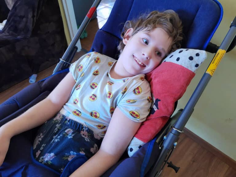 Karolina z Węgorzewa zmaga się m&oacute;zgowym porażeniem dziecięcym