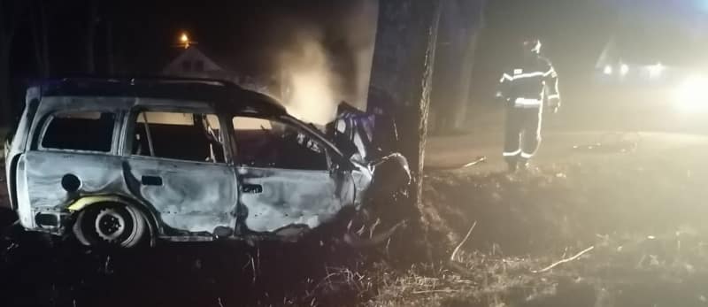 Samochód po zderzeniu z drzewem stanął w płomieniach