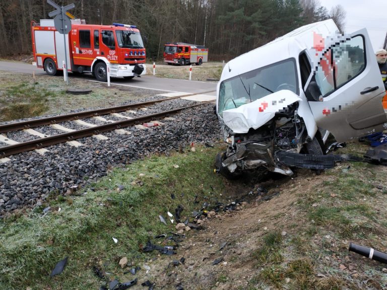 Wypadek na torach. Szynobus uderzył w samochód kurierski