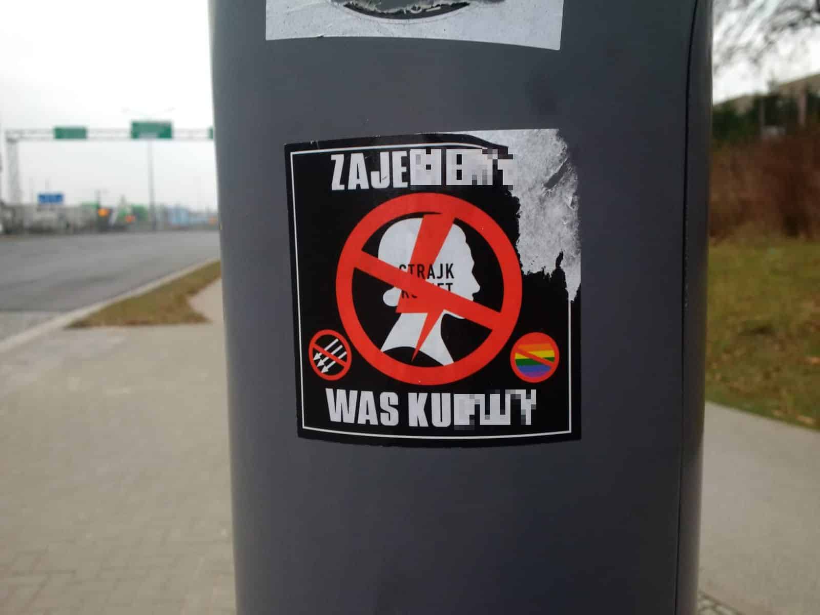 W Olsztynie pojawiły się wulgarne naklejki wycelowane w Strajk Kobiet