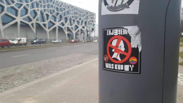 W Olsztynie pojawiły się wulgarne naklejki wycelowane w Strajk Kobiet