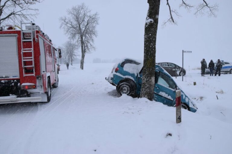Policja wyjaśnia okoliczności wypadku. Kierowca uderzył w drzewo