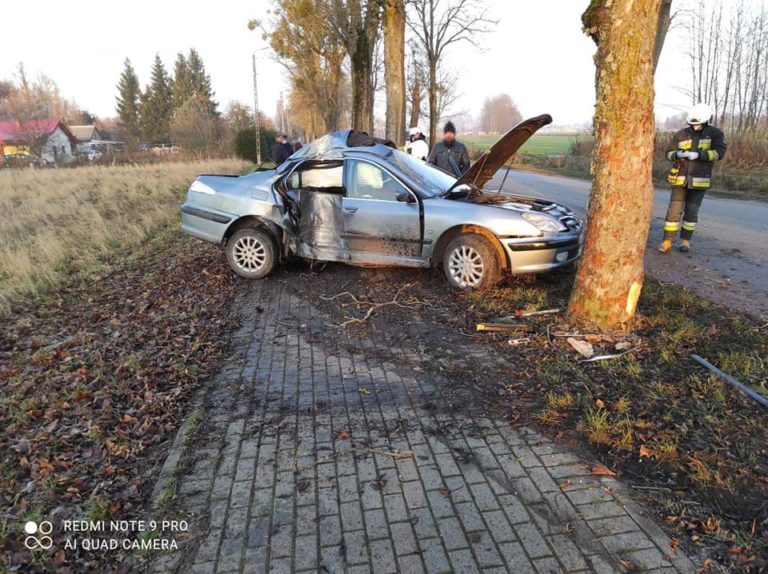 Wpadł bokiem na drzewo w Sylwestra
