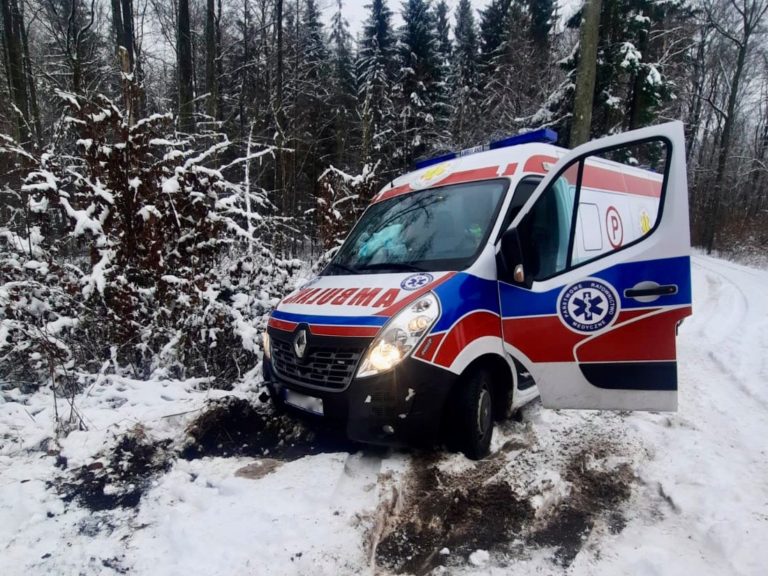 Karetka z pacjentem ugrzęzła w śniegu