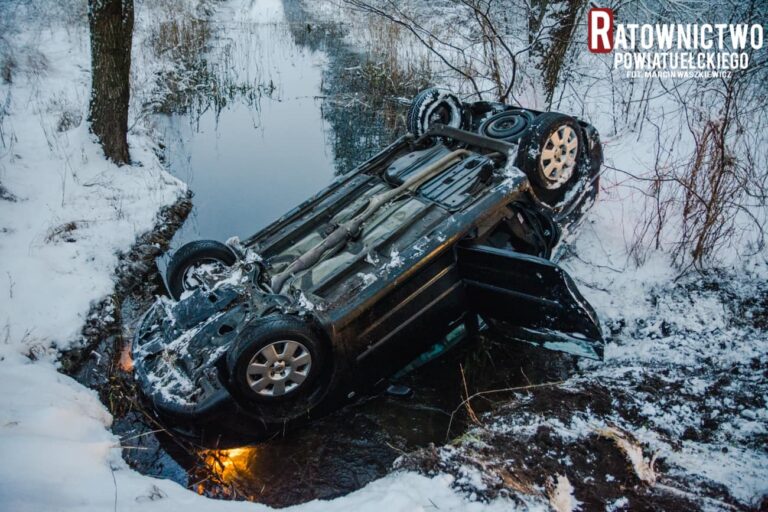 Osobówka dachowała w rzece