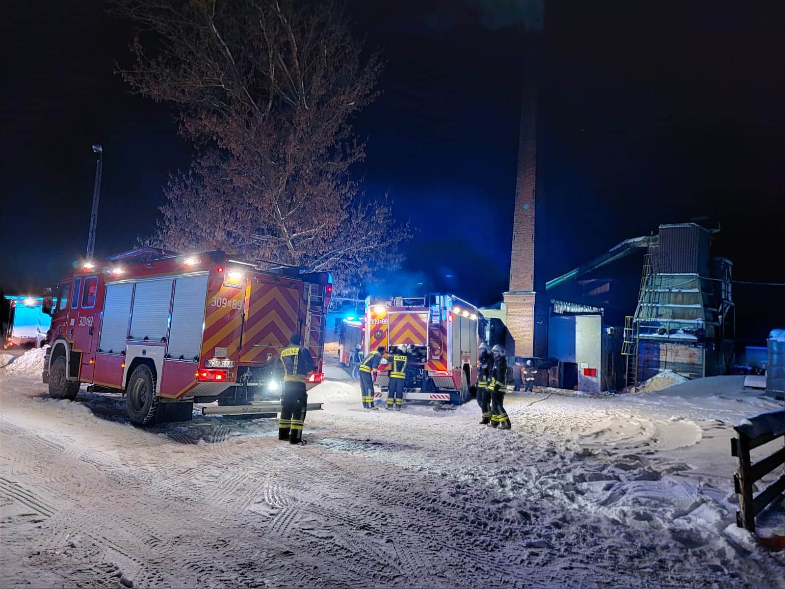 Zapalił się tartak pod Olsztynem. 34 strażaków na miejscu walczyło z ogniem