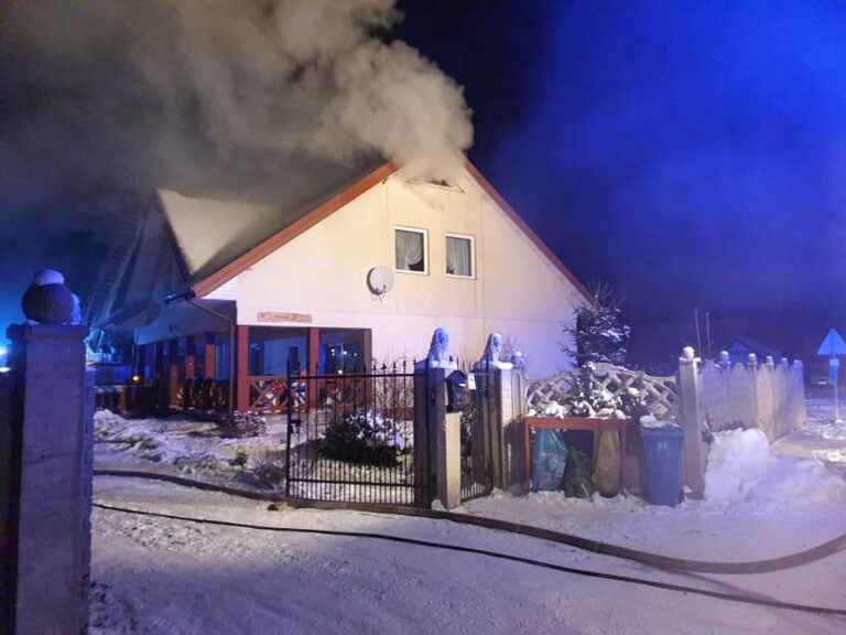 Pożar poddasza w domu jednorodzinnym. W środku było sześcioro dzieci