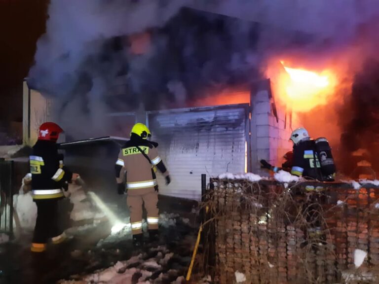 Pożar garażu. Spłonęła cała zawartość wraz z samochodem