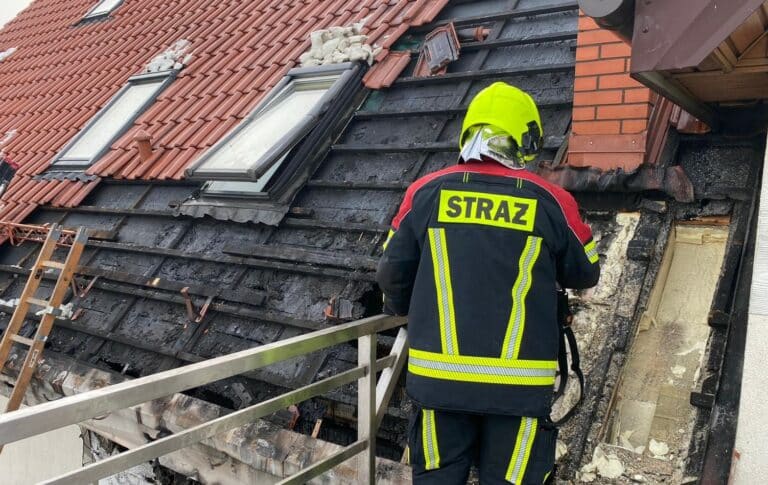 Ogień trawił dach domu. Osiem zastęp&oacute;w straży walczyło z pożarem
