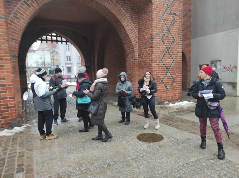 Akcja ulotkowa na olsztyńskiej star&oacute;wce. Wspierana przez Konfederację