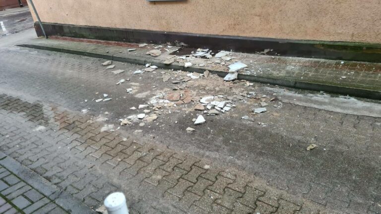 Odpadający tynk z balkonu zagrażał życiu mieszkańc&oacute;w