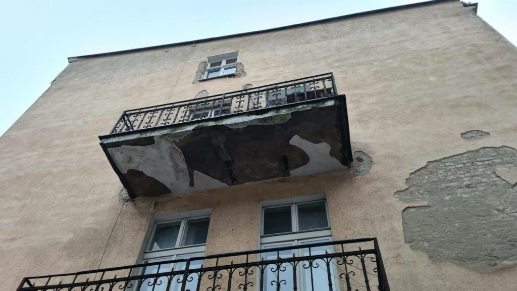 Odpadający tynk z balkonu zagrażał życiu mieszkańców