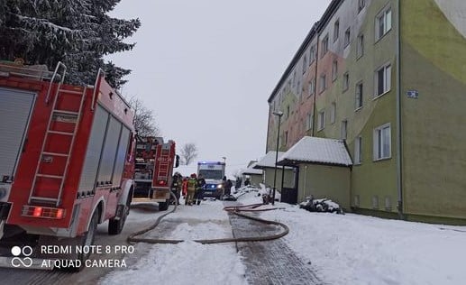 Pożar w bloku mieszkalnym. Jedna osoba zginęła
