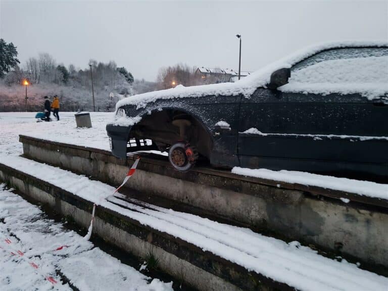 Problemy kierowcy BMW. Auto zawisło na ławce i ktoś mu ukradł koła i lampy