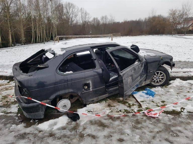 Porzucone BMW jest w coraz gorszym stanie. Czy właściciel się odnajdzie?