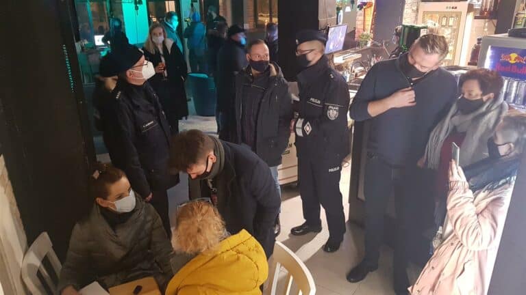 Otworzył dziś klub mimo lockdownu. Jest kontrola sanepidu i policji