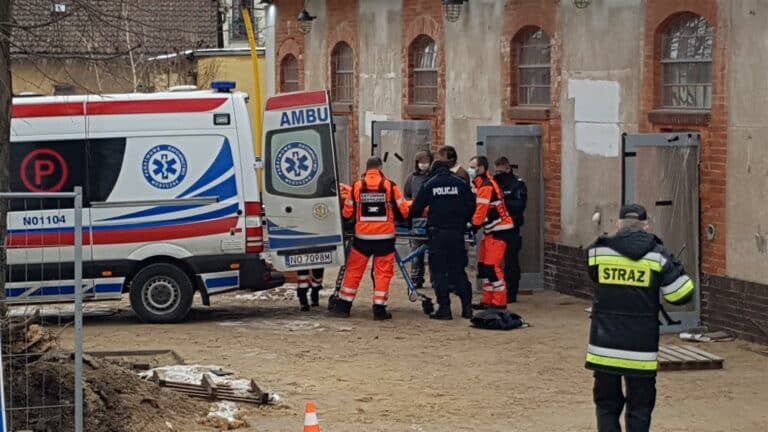 Mężczyzna spadł z wysokości na terenie opuszczonych koszar&oacute;w