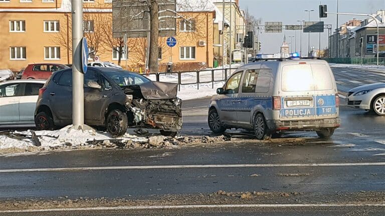 Światła na skrzyżowaniu były wyłączone. Doszło do kolizji