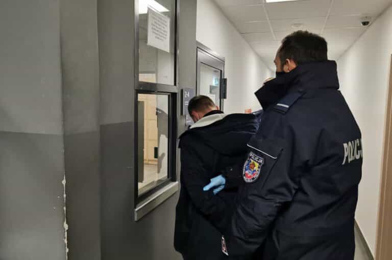 Brutalny rozbój. Weszli do mieszkania gdy lokator spał. Pobili go i zabrali coś cennego