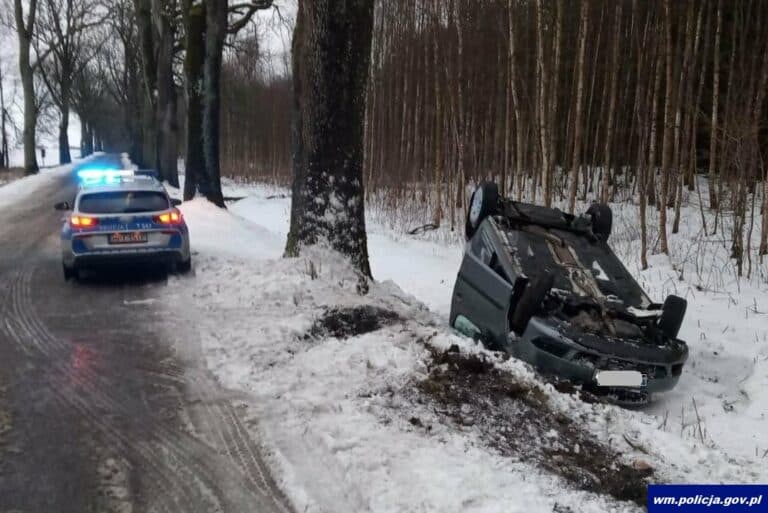 Dwie kobiety dachowały Skodą