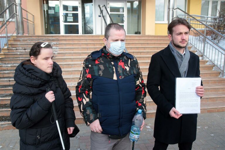 Michnik broni niepełnosprawnego małżeństwa. Konferencja prasowa pod SM &bdquo;Jaroty&rdquo;