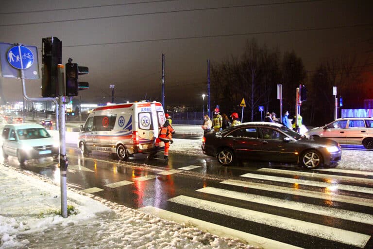 Potrącenie młodej kobiety na al. Sikorskiego