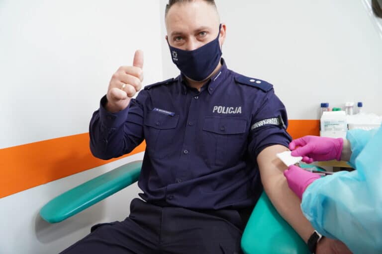 Olsztyńscy policjanci dzielą się bezcennym lekarstwem