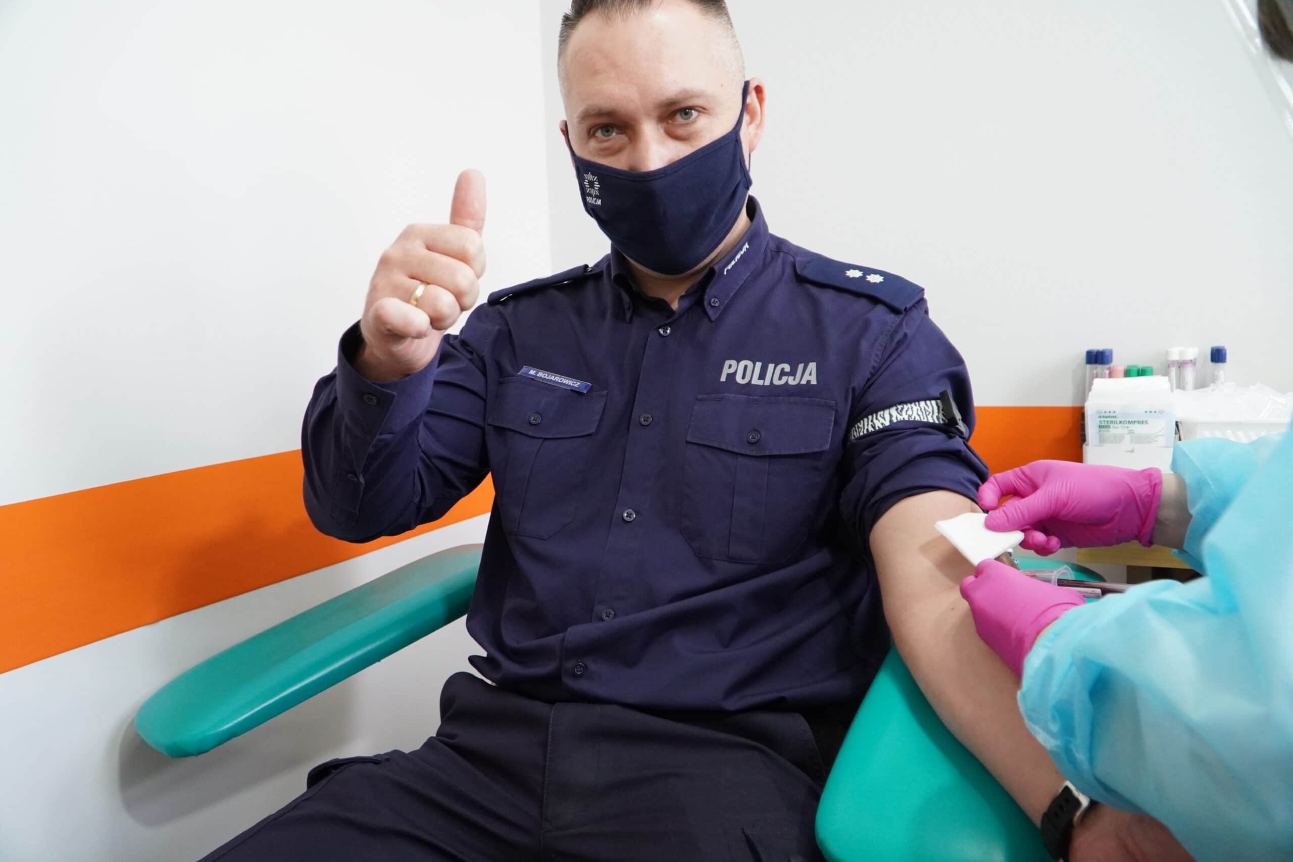 Olsztyńscy policjanci dzielą się bezcennym lekarstwem koronawirus Materiał partnera