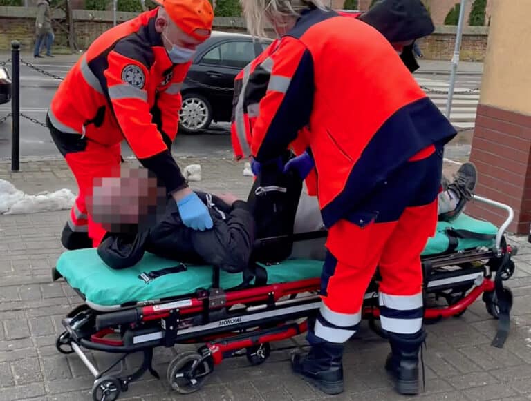 Powalił go ciosem w twarz, a potem skakał po nim