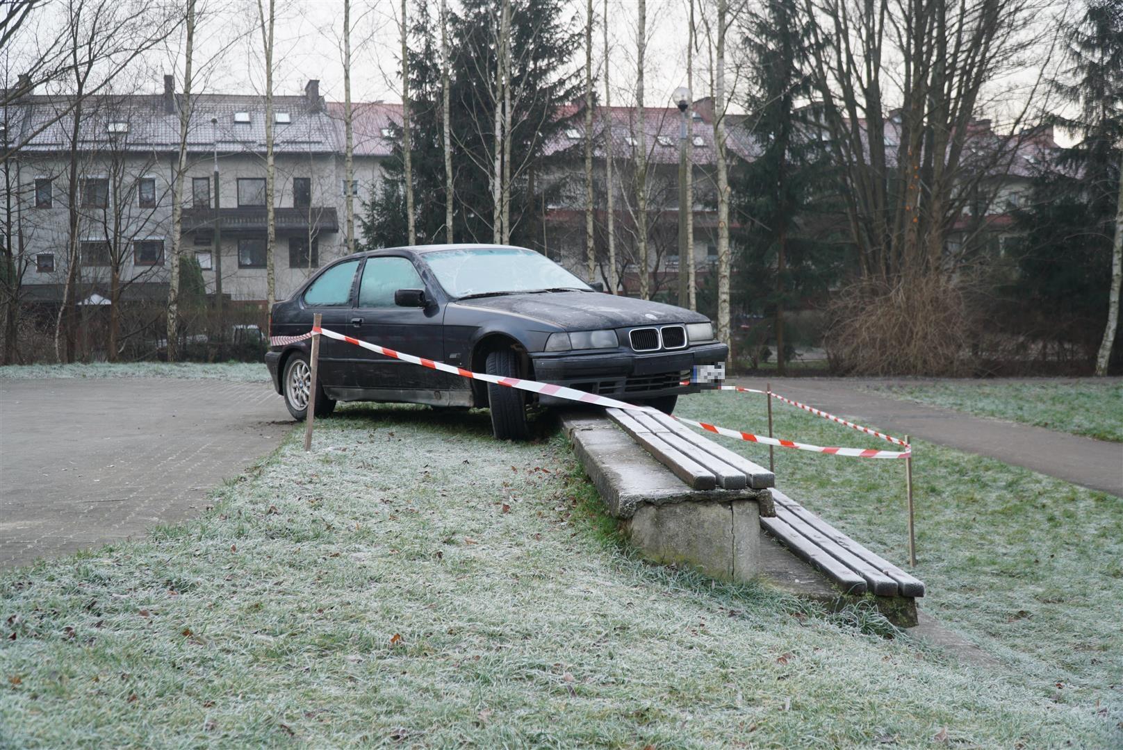 Kierowca BMW tak driftował na osiedlowym boisku, że zawisł na ławeczkach