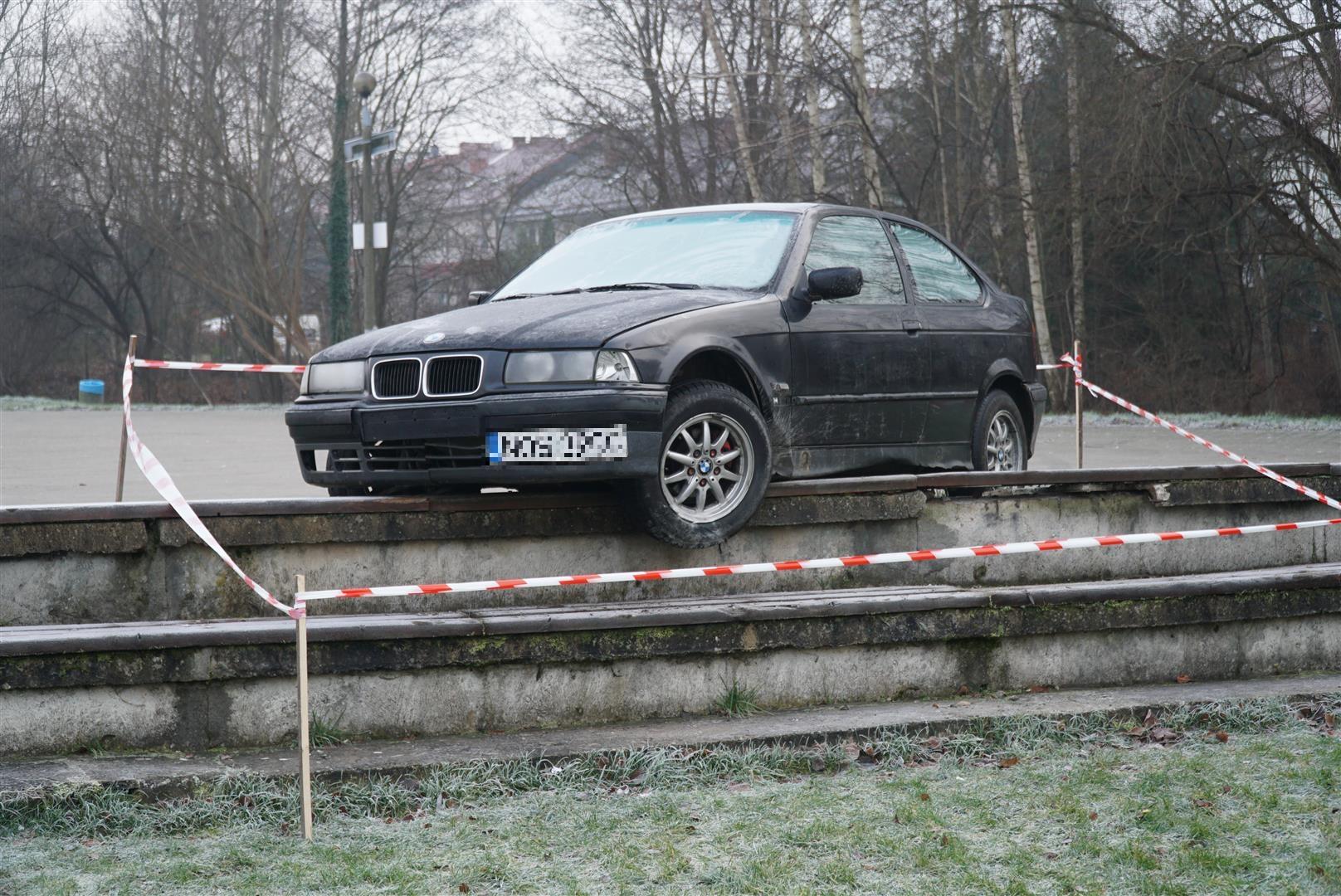 Kierowca BMW tak driftował na osiedlowym boisku, że zawisł na ławeczkach