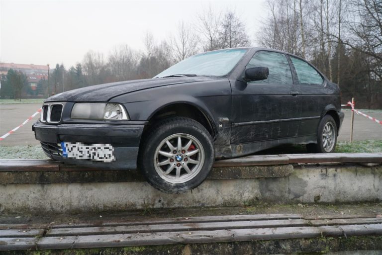 Kierowca BMW tak driftował na osiedlowym boisku, że zawisł na ławeczkach