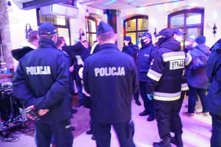 &bdquo;Nalot&rdquo; policji, sanepidu, straży pożarnej i celnik&oacute;w na klub w Olsztynie