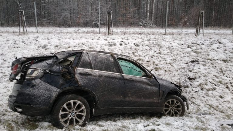 BMW wylądowało w rowie