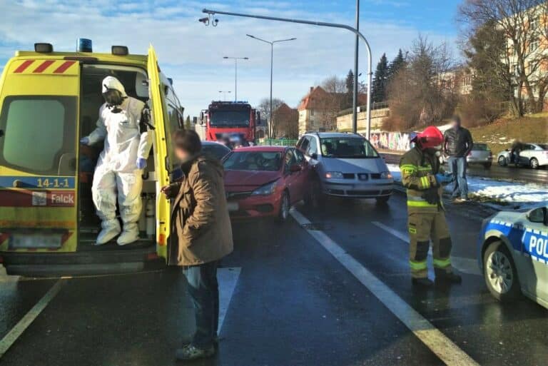 Karambol na skrzyżowaniu. Zderzyło się 8 samochod&oacute;w