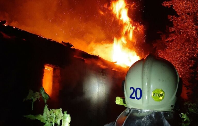 pożar gaszony przez strażaków