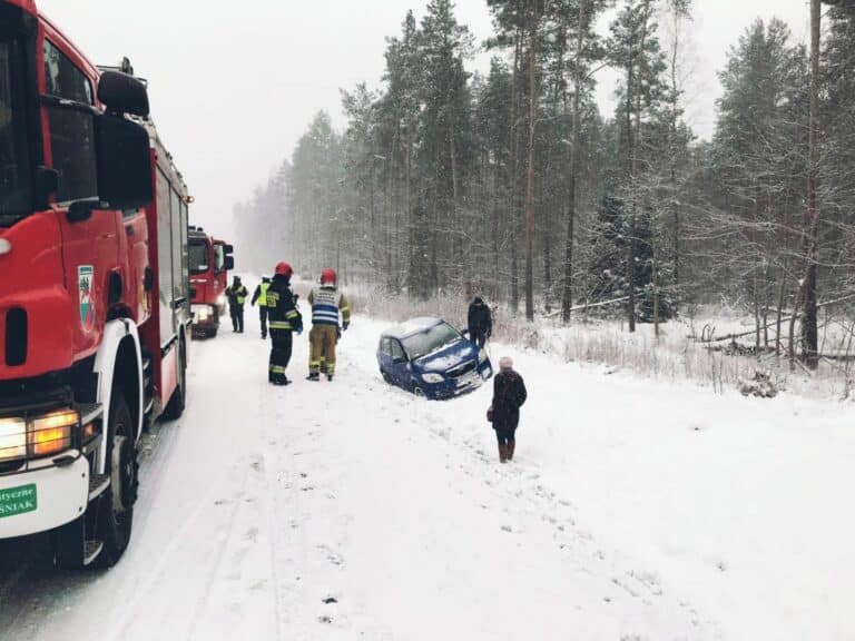 68-latek stracił panowanie nad autem. Auto znalazło się w rowie
