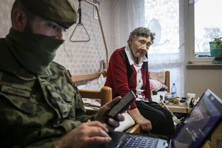 Terytorialsi wspierają senior&oacute;w w szczepieniach