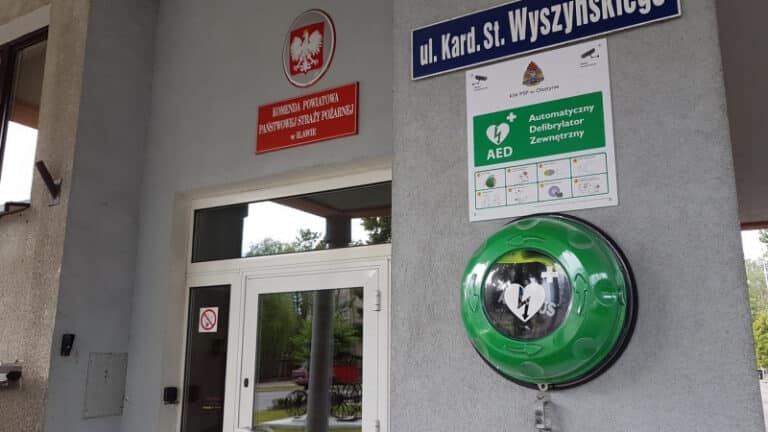 Strażacy zastąpili ratownik&oacute;w medycznych. Uratowali życie mężczyźnie