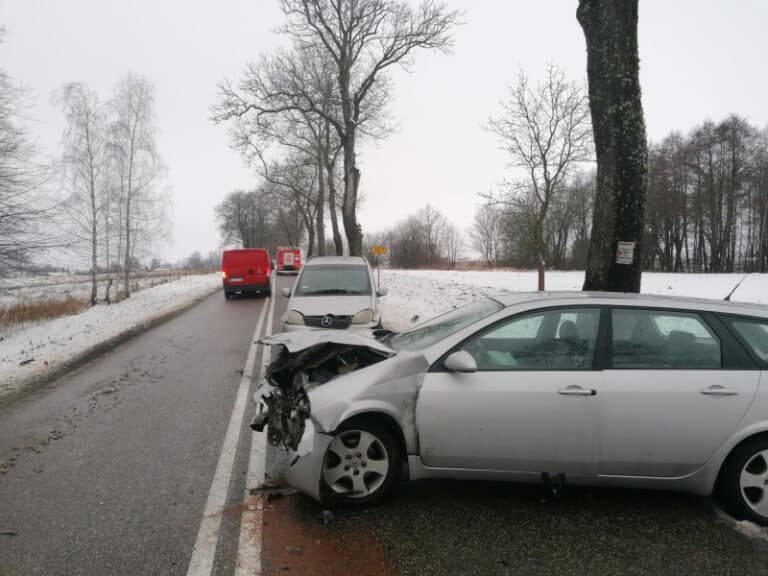 19-latek wjechał w tył Mercedesa