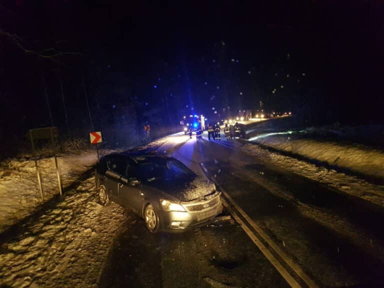 Poślizg spowodował zderzenie dw&oacute;ch aut