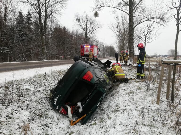 Volkswagen Polo wpadł do rowu