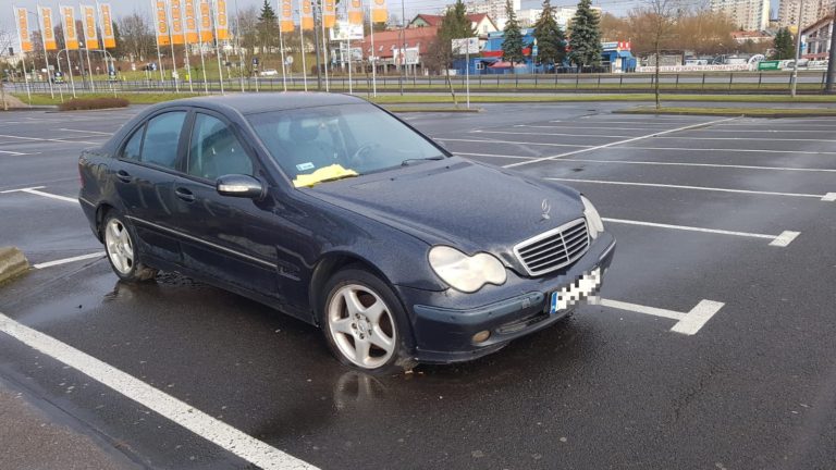 Stoi pod Auchanem bez zważania na parkomat. Ma do zapłacenia pokaźną sumkę