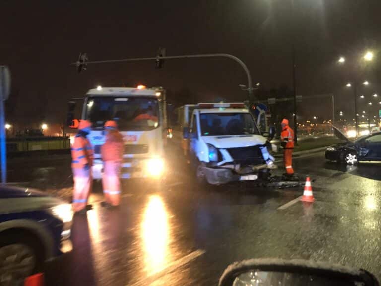 Kierowca nie ustąpił pierwszeństwa. Zderzenie dw&oacute;ch aut