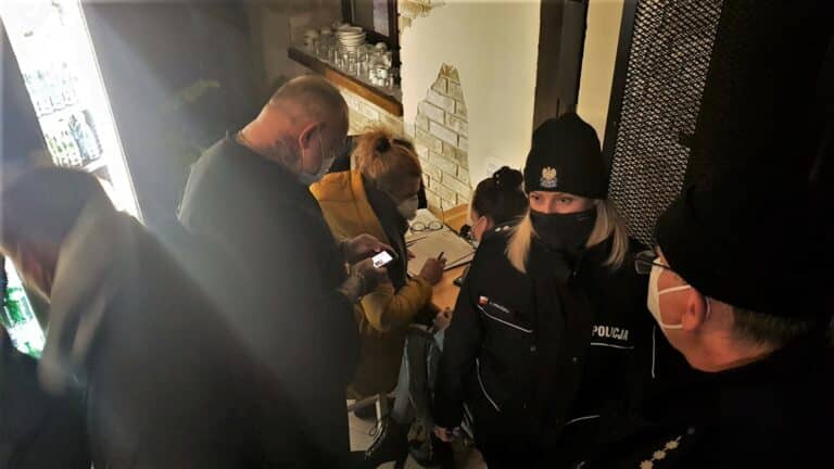 Otworzył dziś klub mimo lockdownu. Jest kontrola sanepidu i policji