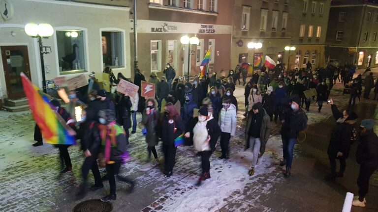 Rozgniewane kobiety nadal maszerują po Olsztynie