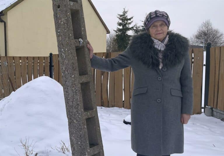 Słup wyr&oacute;sł na środku gminnej drogi. Mieszkańcy rozkładają ręce