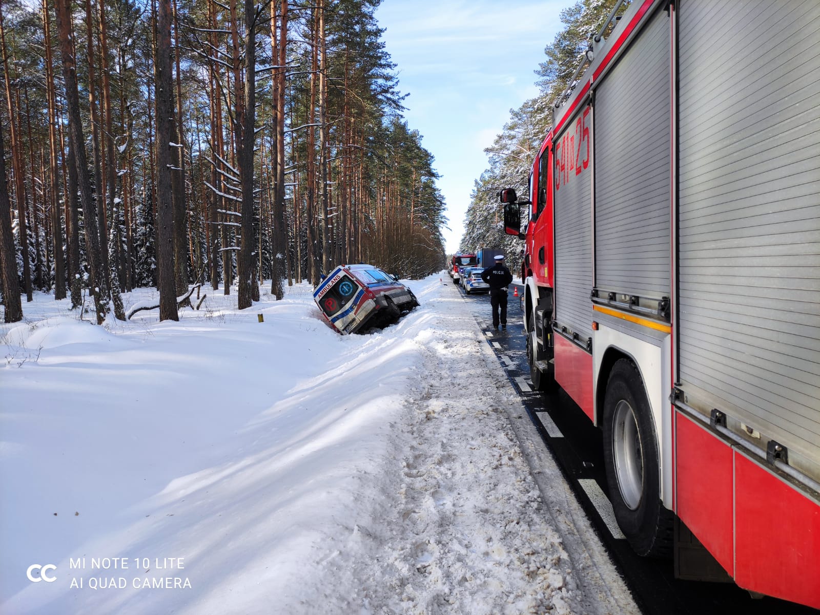 Zderzenie ambulansu z Oplem. 5 osób poszkodowanych