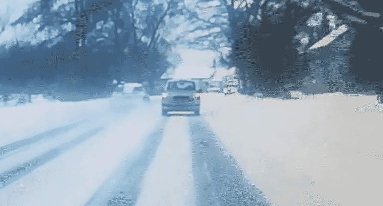 23-latek cudem uniknął czołowego zderzenia. Prowadził bez uprawnień