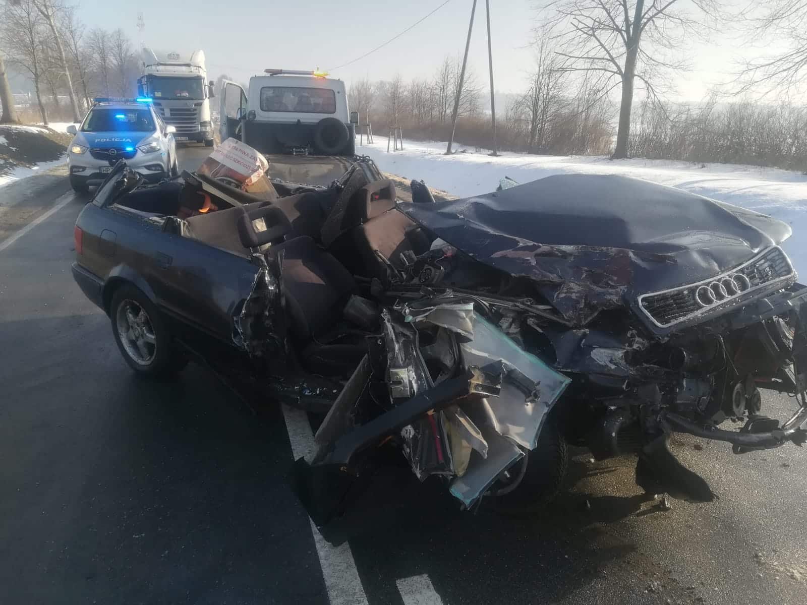 Zderzenie czołowe Audi z samochodem ciężarowym. Dwie osoby trafiły do szpitala wypadek Wiadomości